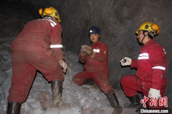 圖為甘肅嘉峪關酒鋼集團鏡鐵山礦工作人員謝生瑞在井下作業(yè)。(資料圖)受訪者供圖